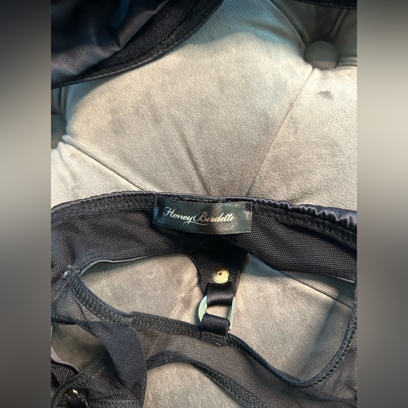 Lingerie set of 2 is from Honey Birdette, bold and luxurious design - Picture 11 of 11